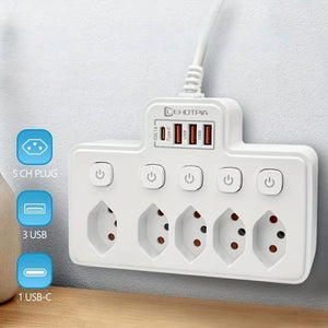 Weisse Mehrfachsteckdose mit fünf Steckdosen, drei USB-A Anschlüssen und einem USB-C Anschluss und Knöpfen um die verschiedenen Steckdosen zu aktivieren an einer weissen Wand