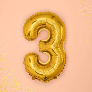 Goldener "3" Ballon auf rosa Hintergrund