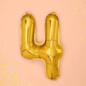 Goldener "4" Ballon auf rosa Hintergrund
