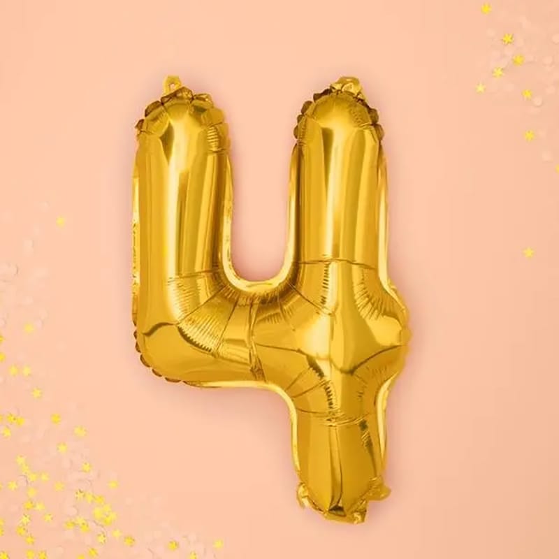 Goldener "4" Ballon auf rosa Hintergrund