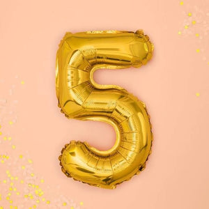 Goldener "5" Ballon auf rosa Hintergrund