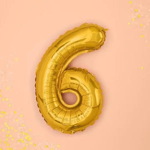 Goldener "6" Ballon auf rosa Hintergrund