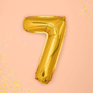 Goldener "7" Ballon auf rosa Hintergrund