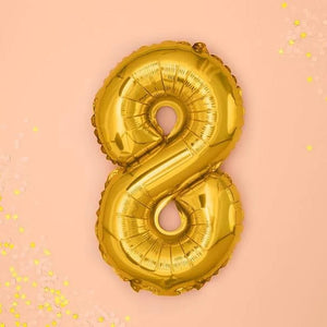 Goldener "8" Ballon auf rosa Hintergrund