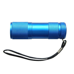 Hellblaue Taschenlampe mit schwarzer Schnur von der Seite