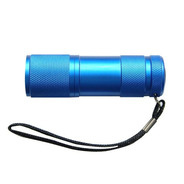 Hellblaue Taschenlampe mit schwarzer Schnur von der Seite