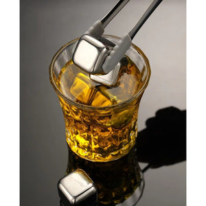 Edelstahl-Kühlsteine werden in ein Glas getan mit der dazugehörigen Zange