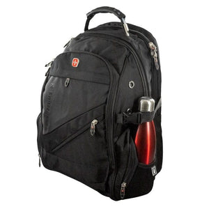 Schwarzer Rucksack mit verschiedenen Fächern, einem Getränkefach und Schweizerwappen Design von der Seite