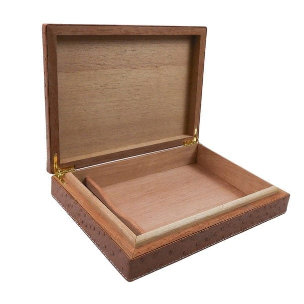 Geöffnete, leere Lederbox mit hölzernen Innenwänden von der Seite