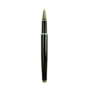 Eleganter, schwarzer Stift mit dem Deckel weg und silbernen Details