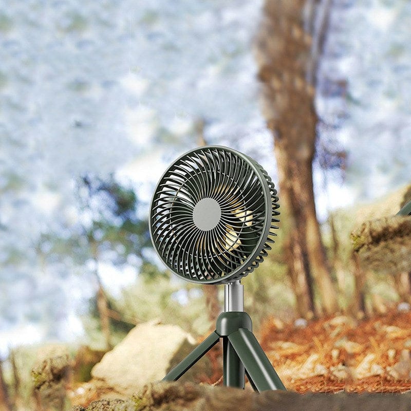 Hellgrüner Aufstellventilator mit silbernem Ständer und grüner Stütze draussen