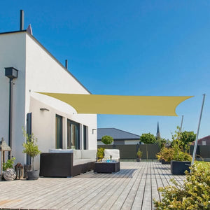 Ausgebreitetes Sonnensegel an einer weissen Wand und zwei Stangen befestigt über einer Terrasse