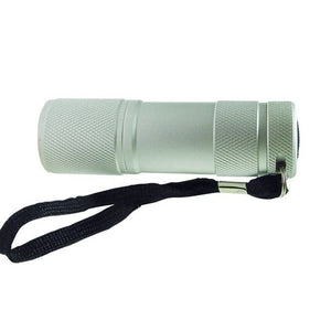 Silberne Taschenlampe mit schwarzer Schnur von der Seite