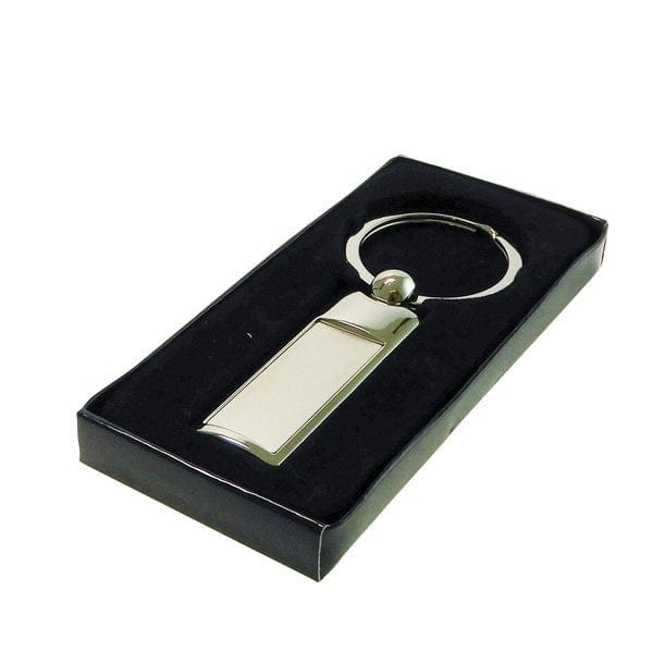 Eleganter, silberner Schlüsselanhänger in Form eines Rechtecks mit Platz zur Personalisierung in schwarzer Verpackung