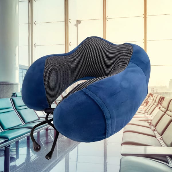 Blaues Reisekissen mit Flugplatz im Hintergrund