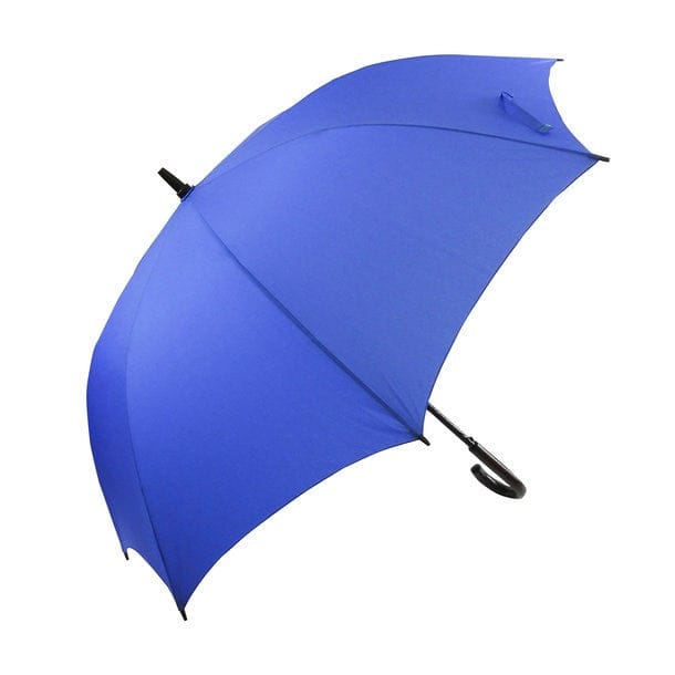 Geöffneter, blauer Regenschirm mit schwarzem Griff von der Seite