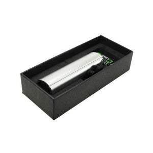 Silberne Taschenlampe mit schwarzem Knopf und schwarzem Band in der schwarzen Kartonverpackung mit drei Batterien