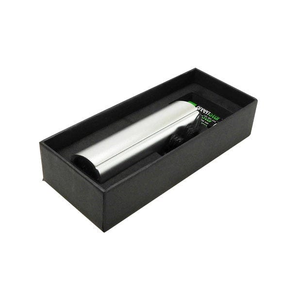 Silberne Taschenlampe mit schwarzem Knopf und schwarzem Band in der schwarzen Kartonverpackung mit drei Batterien