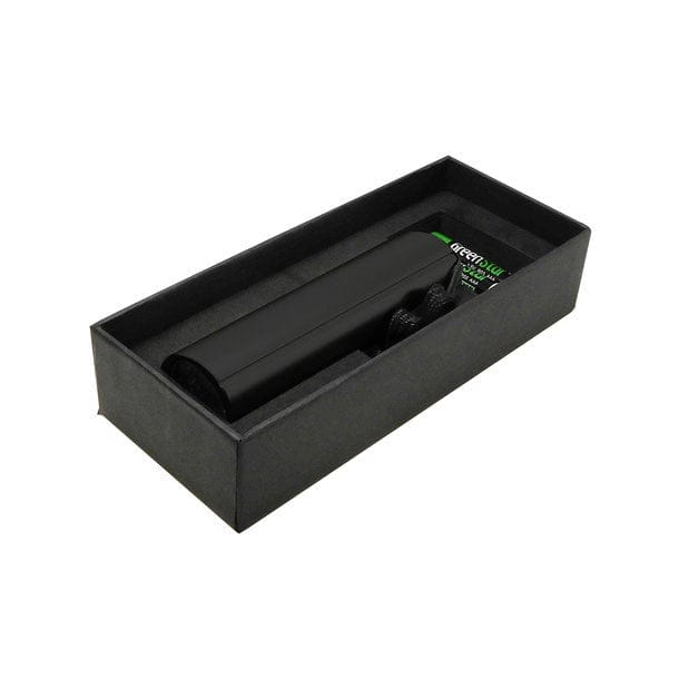 Schwarze Taschenlampe mit schwarzem Knopf und schwarzem Band in der schwarzen Kartonverpackung mit drei Batterien