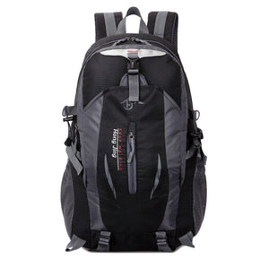 Grau-schwarzer Wanderrucksack von vorne