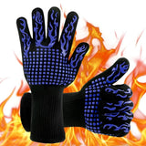 Schwarze Grillhandschuhe mit blauem Muster und Flammen im Hintergrund