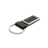 Schwarzer Schlüsselanhänger aus Leder mit silbernem Metallring und rechteckigem Metallrahmen an der Vorderseite von hinten gezeigt