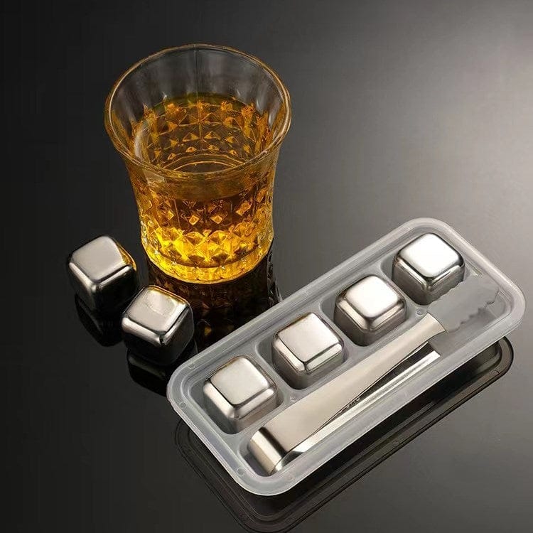 Edelstahl-Kühlsteine mit Glas und Zange vor der Form der Steine und der Zange