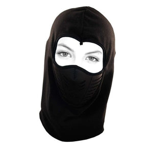 Schwarze Sturmmaske an einem Kopf von vorne
