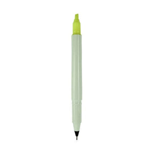 Hellgrüner Fineliner und Textmarker auf beiden Seiten geöffnet