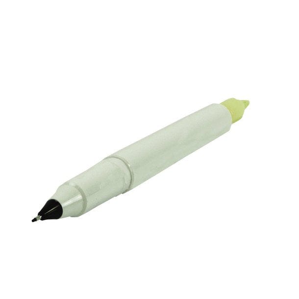 Hellgrüner Fineliner und Textmarker auf beiden Seiten geöffnet und von der Seite