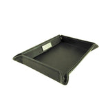 Elegante, schwarze Pultschale aus Leder mit goldenem Schild schräg von der Seite