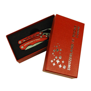 Rotes, klappbares Taschenwerkzeug mit silbernen Werkzeugen und "Switzerland" Schriftzug in der Verpackungsbox