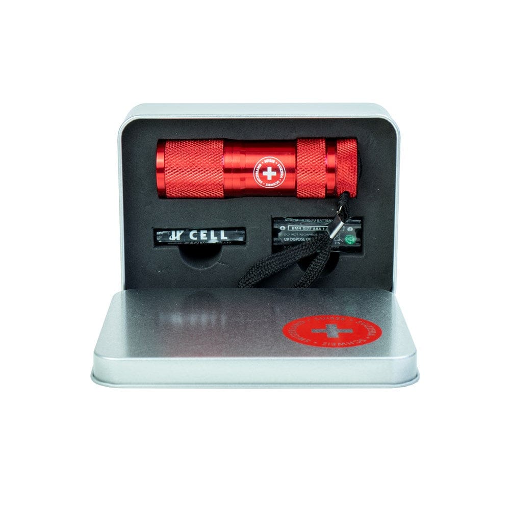 Rote Taschenlampe mit schwarzer Schnur und Schweizerwappen Design in silberner Verpackung mit Batterien
