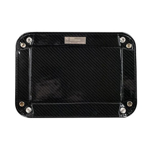 Ausgeklappte, elegante, schwarze Pultschale aus Leder mit silbernem Schild in einem Karbonmuster