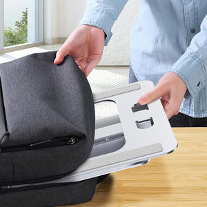 Weisser Laptop-Ständer verstaut in einem schwarzen Rucksack
