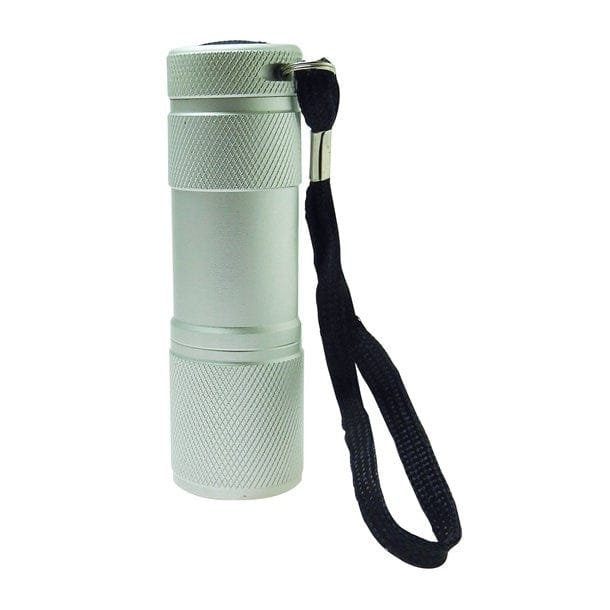 Silberne Taschenlampe mit schwarzer Schnur von oben