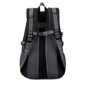 Grau-schwarzer Wanderrucksack von hinten