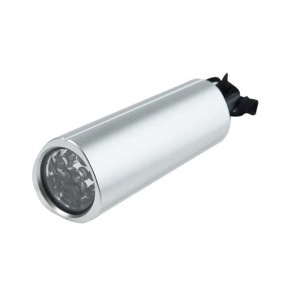 Silberne Taschenlampe mit schwarzem Knopf und schwarzem Band