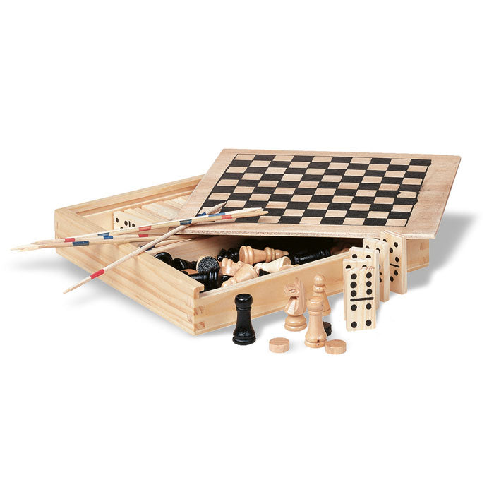Collection de jeux dans une boîte en bois